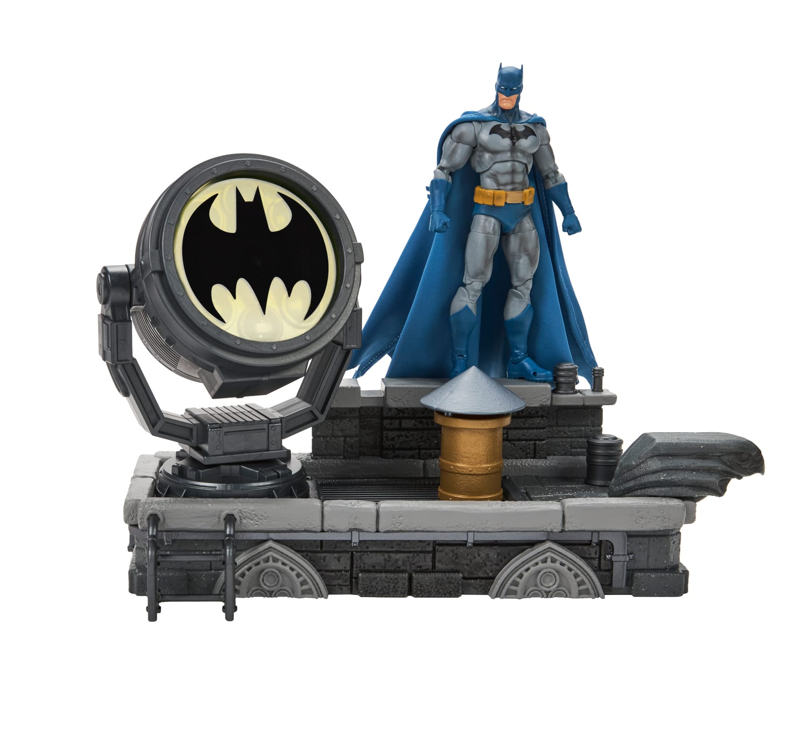 Boneco do Batman com capa longa sobre um telhado de Gotham, com gárgula e Bat-Sinal aceso